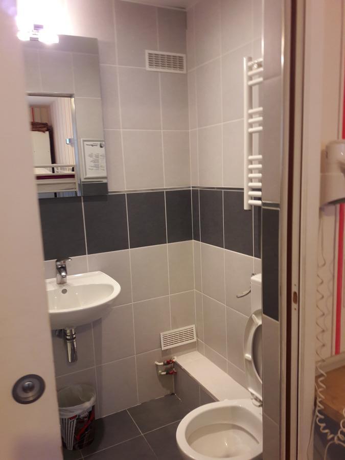 Perfect Hotel & Hostel Paris Ngoại thất bức ảnh A shower cubicle