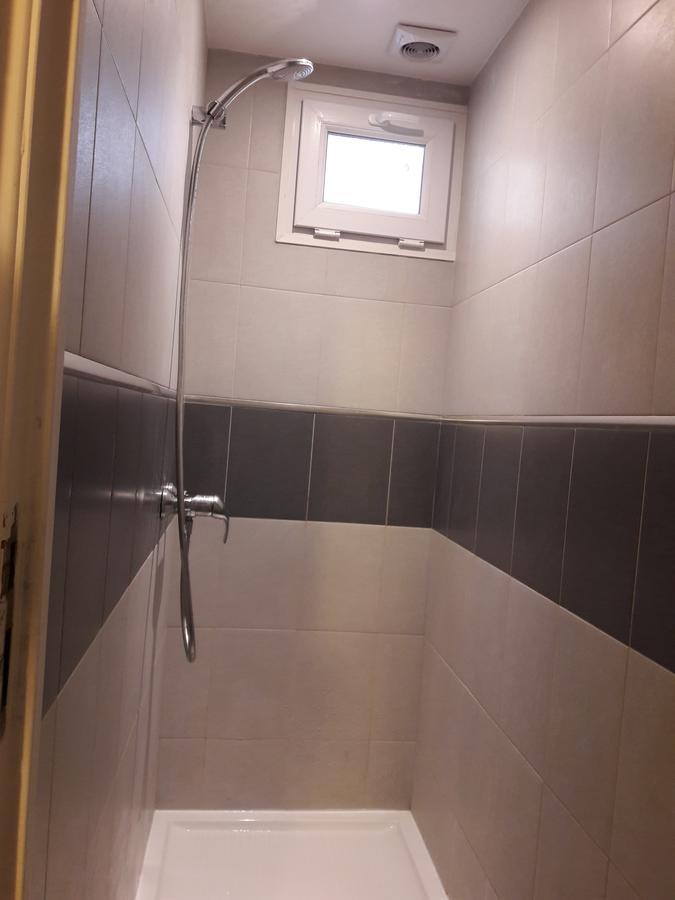 Perfect Hotel & Hostel Paris Phòng bức ảnh Bathroom with a shower bath