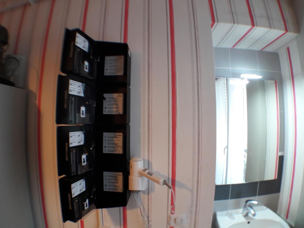 Perfect Hotel & Hostel Paris Ngoại thất bức ảnh A bathroom in a hotel