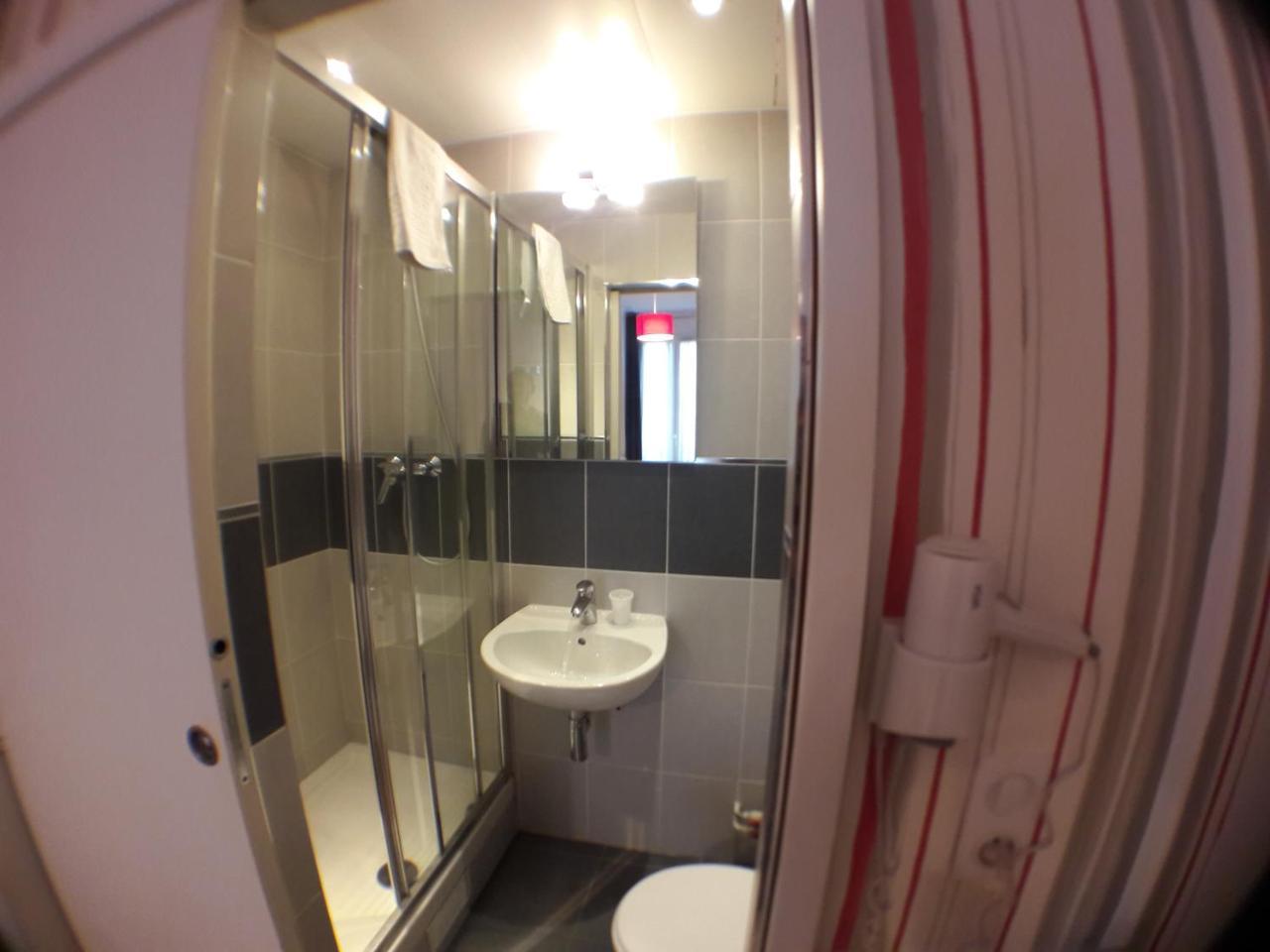 Perfect Hotel & Hostel Paris Ngoại thất bức ảnh A typical bathroom in a Premier Inn